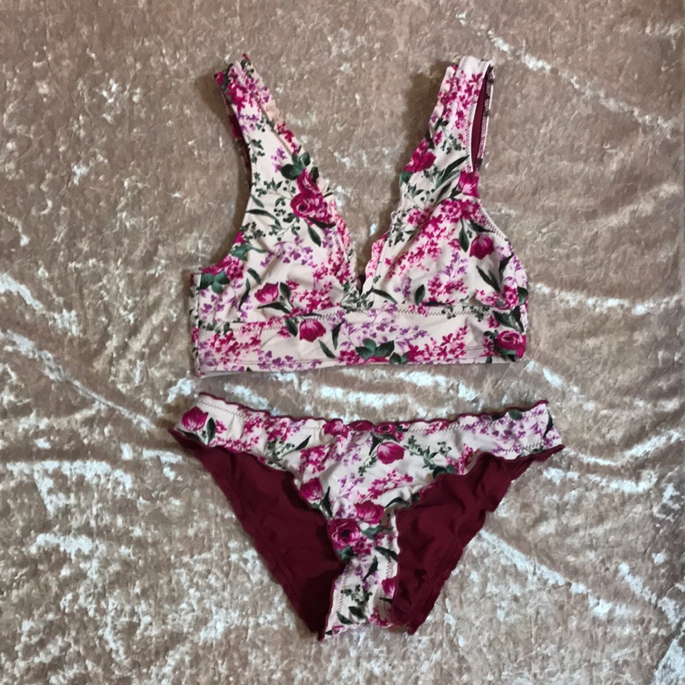 Mossimo bikini. Size M. Pretty floral print. Like new, without tags. Super cute!